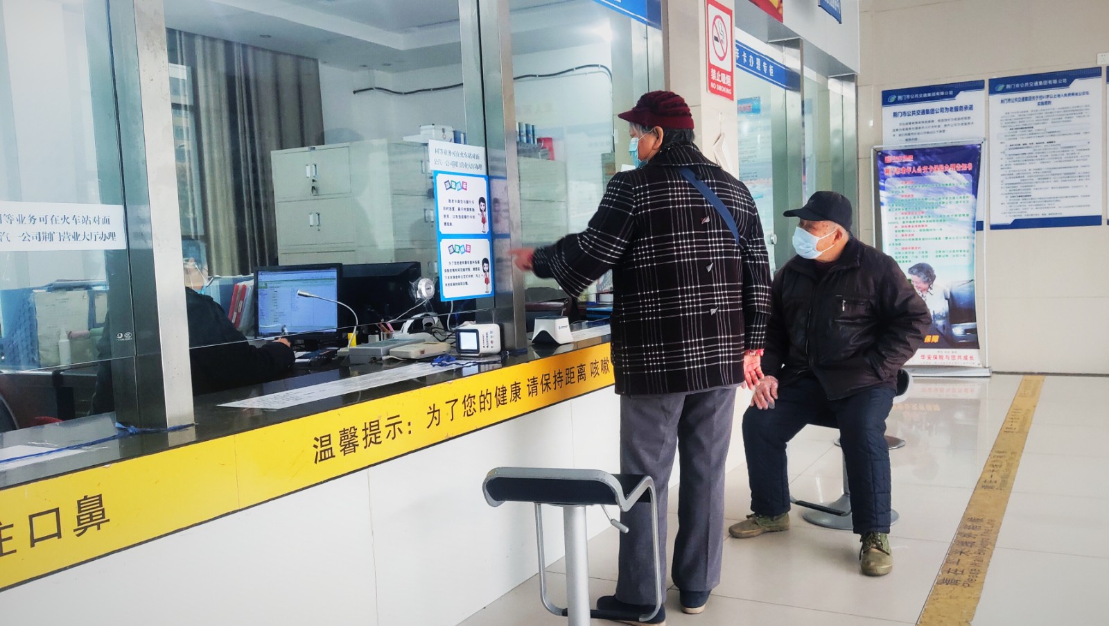 敬老卡業(yè)務(wù)升級后，老年顧客辦卡時，與窗口工作人員親切交談.jpg