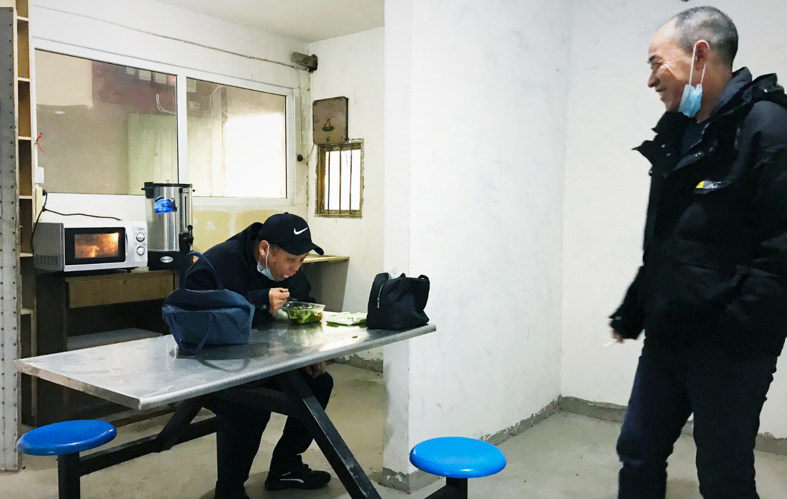 10月份，公司新租建駕駛員休息室之一，駕駛員在休息室內(nèi)愉悅休息與交談.jpg
